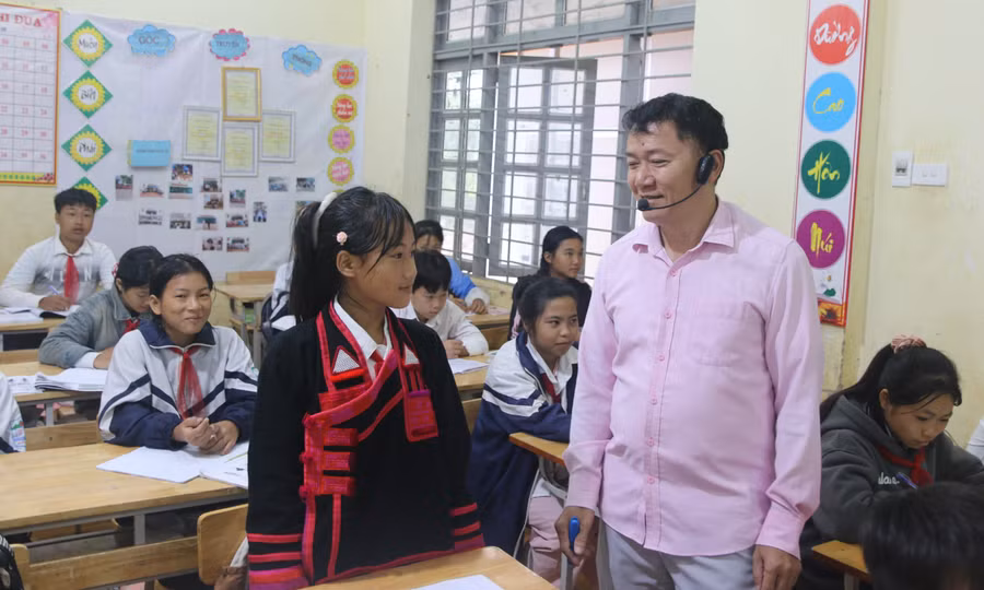 Học sinh Trường PTDTBT THCS Huổi Luông trao đổi với giáo viên tiếng Anh.