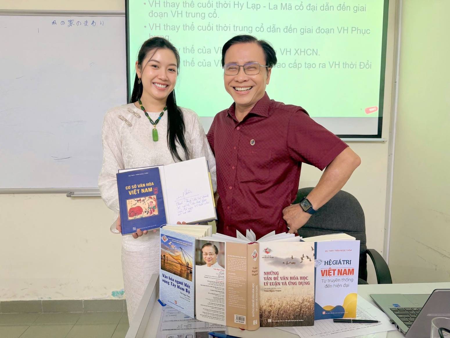 Khi theo học chương trình Thạc sĩ, thói quen đọc sách trở thành hành trang không thể thiếu của Thúy Vân. Ảnh: Nhân vật cung cấp.