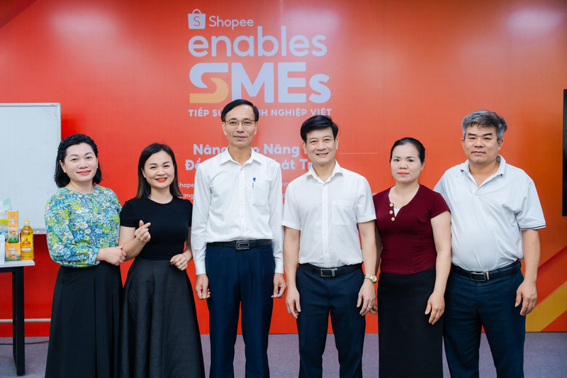 Ông Lê Trung Phước - Giám đốc Sở Công Thương tỉnh Hà Tĩnh (thứ ba từ trái qua) và ông Lê Xuân Từ - Phó Giám đốc Sở (cạnh ông Phước) đồng hành cùng nhà bán trong 3 ngày đào tạo.