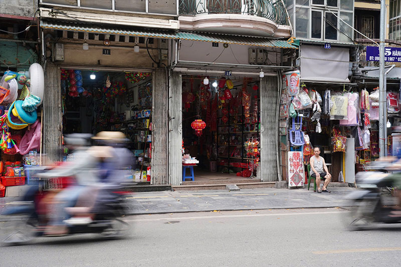 Vỉa hè trên phố Hàng Mã cũng trở nên gọn gàng hơn. Ảnh: Dương Anh