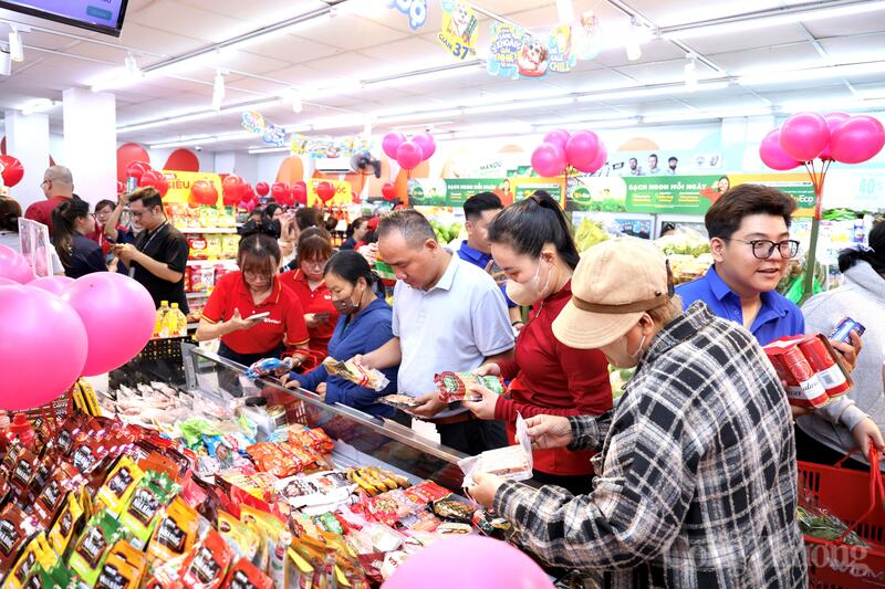 Tấp nập khách mua sắm tại cửa hàng WinMart+