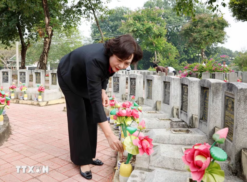Đại biểu thắp hương tri ân các Anh hùng-Liệt sỹ tại Nghĩa trang Liệt sỹ Tân Biên (Nghĩa trang Liệt sỹ Đồi 82). Ảnh: Thống Nhất/TTXVN
