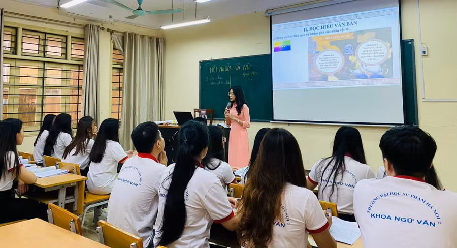 Sinh viên Trường Đại học Sư phạm Hà Nội 2 ứng dụng công nghệ thông tin trong thực hành giảng dạy. Ảnh: NTCC