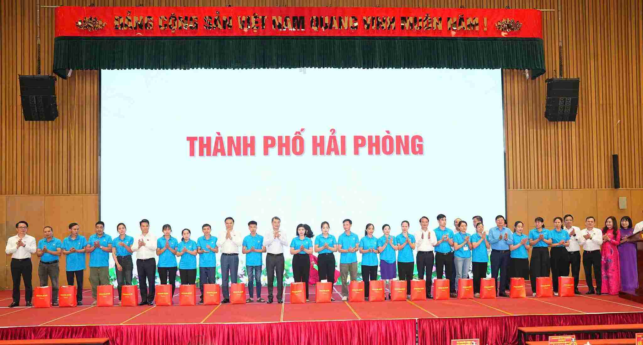 Thủ tướng Chính phủ Lê Minh Hưng gặp gỡ và trao tặng quà cho các gia đình chính sách, học sinh nghèo vượt khó