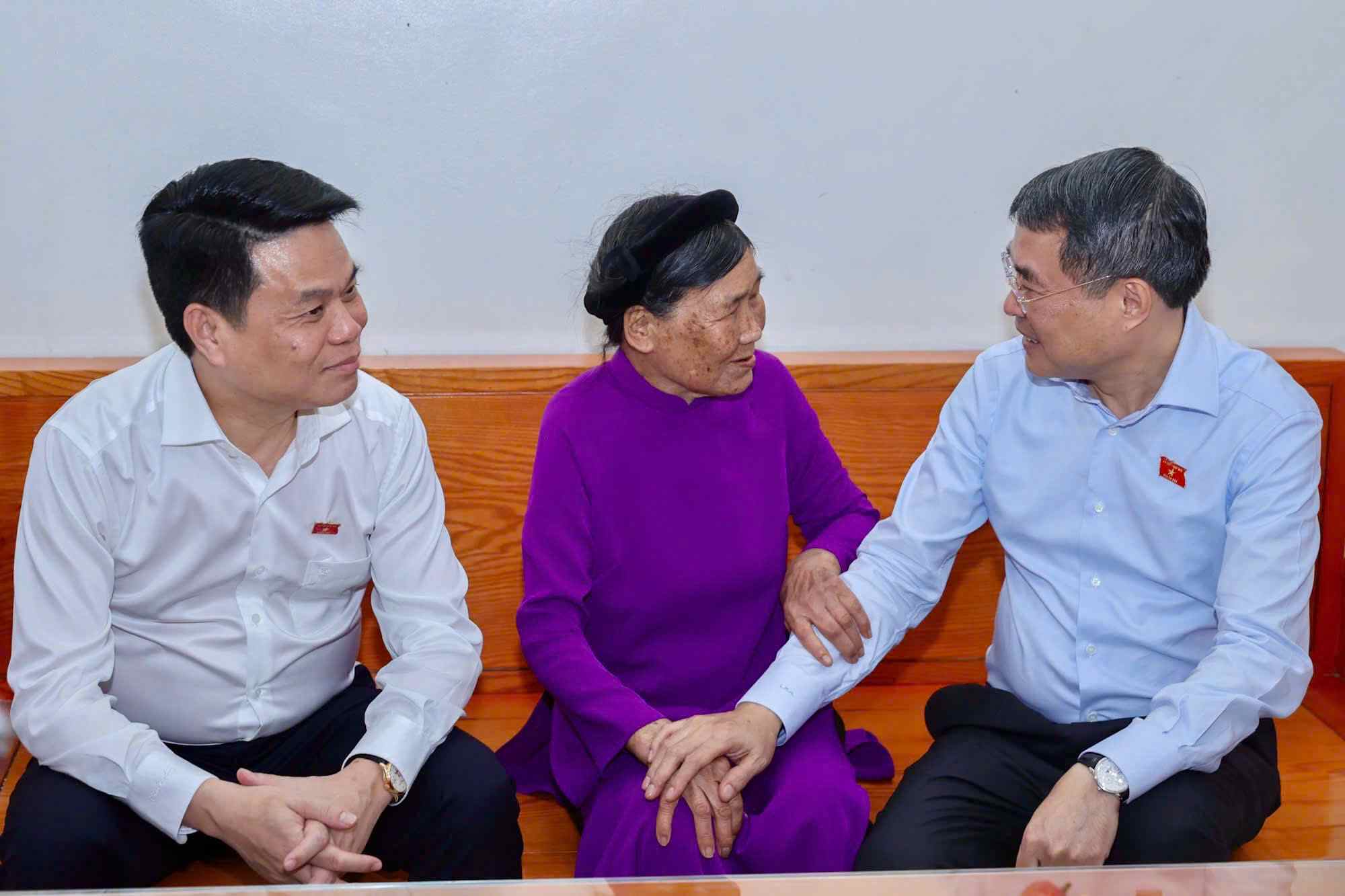 Đoàn thăm Bà mẹ Việt Nam anh hùng Đinh Thị Bé