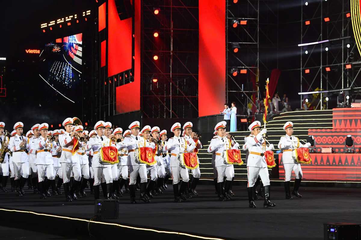 Những đại cảnh, màn diễu binh ấn tượng trong chương trình. Ảnh: