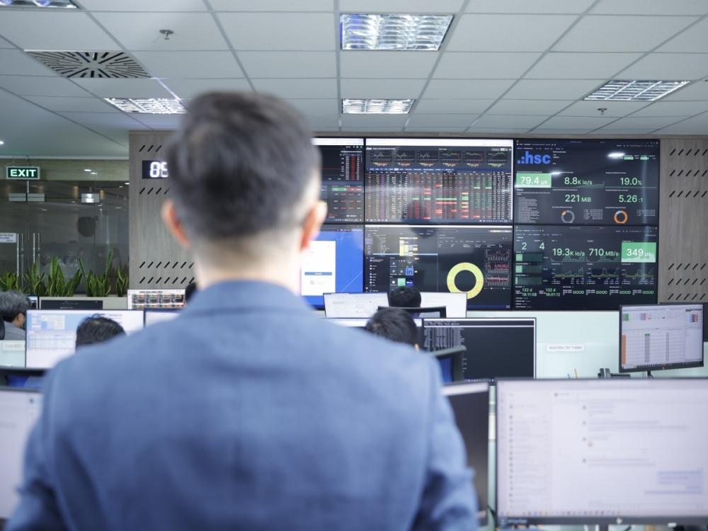VN-Index tiến sát đỉnh cũ, thị trường đối mặt áp lực chốt lời