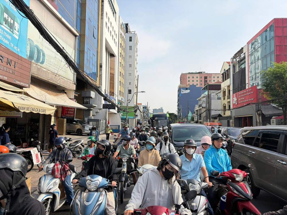Lưu lượng phương tiện gia tăng đột biến khiến Quốc lộ 1K và Quốc lộ 13 quá tải trong giờ cao điểm sáng. Ảnh: Anh Tú