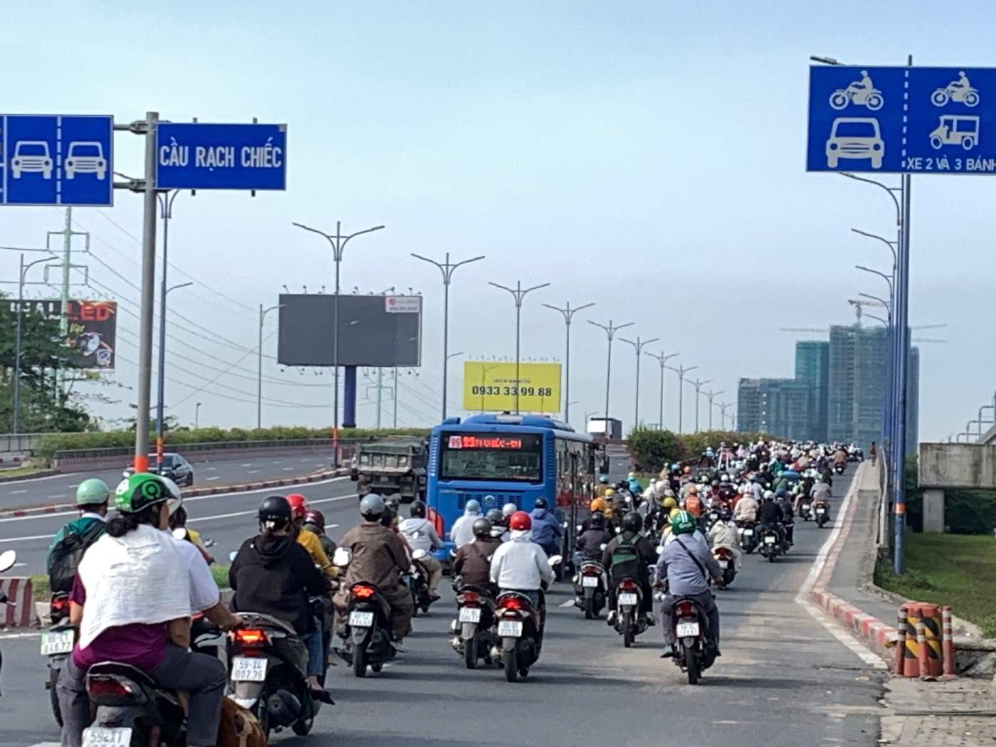 Lượng phương tiện lưu thông trên Đại lộ Võ Nguyên Giáp nhưng không xảy ra tình trạng ùn ứ. Ảnh: Anh Tú