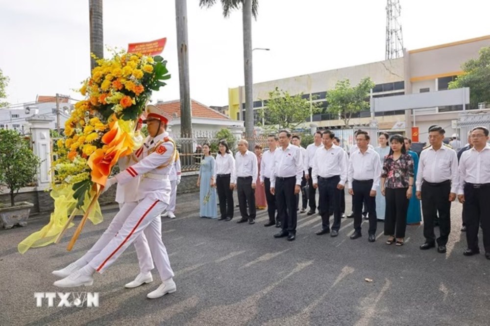 Chủ tịch Quốc hội Trần Thanh Mẫn cùng đoàn công tác dâng hương, dâng hoa tại Di tích Dinh quận Hóc Môn.  Ảnh: TTXVN