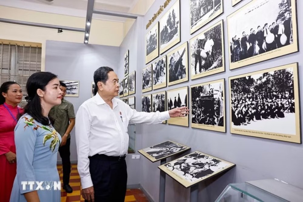 Chủ tịch Quốc hội tham quan các hình ảnh, tư liệu tại Dinh quận Hóc Môn.  Ảnh: TTXVN
