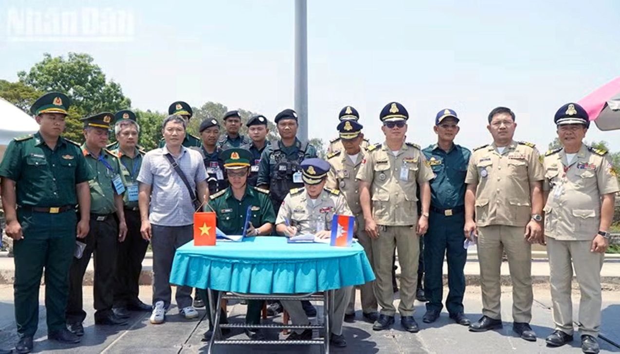 Ký biên bản bàn giao, tiếp nhận công dân Việt Nam. Ảnh: Hòa Bình