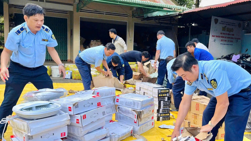 Các vi phạm trong kinh doanh vẫn diễn ra, đặc biệt ở nhóm hàng tiêu dùng thiết yếu và thực phẩm. Ảnh: QLTT