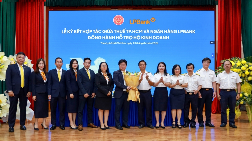 Tập thể LPBank và tập thể Thuế TP.HCM chụp ảnh lưu niệm tại lễ ký kết hợp tác.