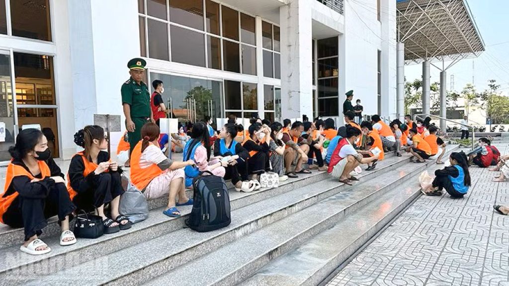 Bộ đội Biên phòng tỉnh Đồng Tháp tiếp nhận 226 công dân Việt Nam do phía Campuchia trao trả. Ảnh: Hòa Bình
