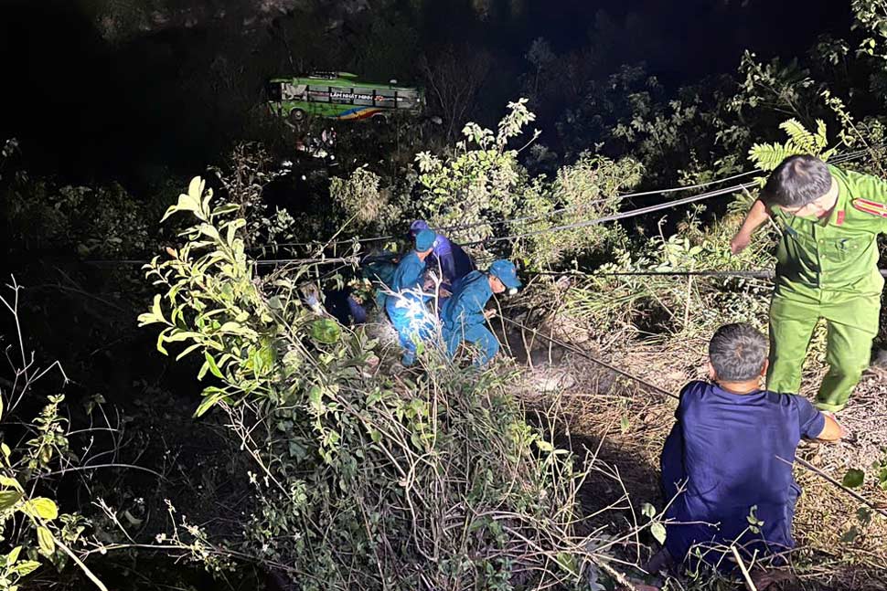 Nguyên nhân ban đầu được xác định do xe tải mất phanh, tông vào xe khách lao xuống vực đèo An Khê. Ảnh: Bình Khê