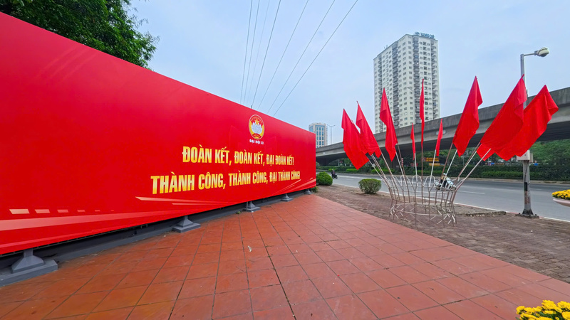 Nhiều tuyến phố Hà Nội rực rỡ cờ hoa chào mừng Đại hội đại biểu toàn quốc Mặt trận Tổ quốc Việt Nam lần thứ XI, nhiệm kỳ 2026 - 2031. Ảnh: HQ