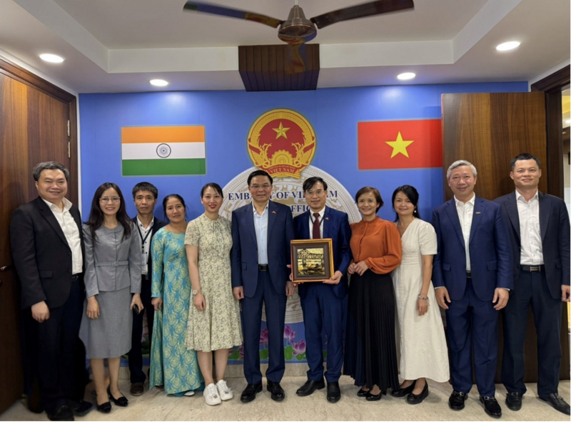 Cán bộ, người lao động của thương vụ chụp ảnh chung cùng Bộ trưởng Lê Mạnh Hùng và đoàn công tác.