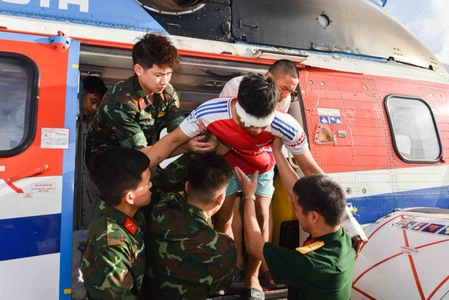 Xuyên đêm cấp cứu đưa 2 bệnh nhân nguy kịch từ Trường Sa về đất liền điều trị