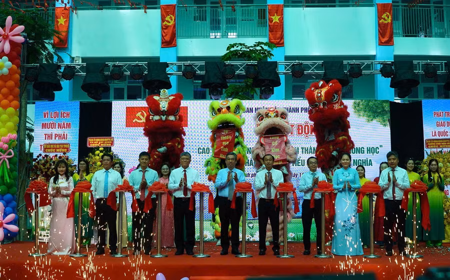 Các đại biểu cắt băng khánh thành Trường Tiểu học Trần Đại Nghĩa.