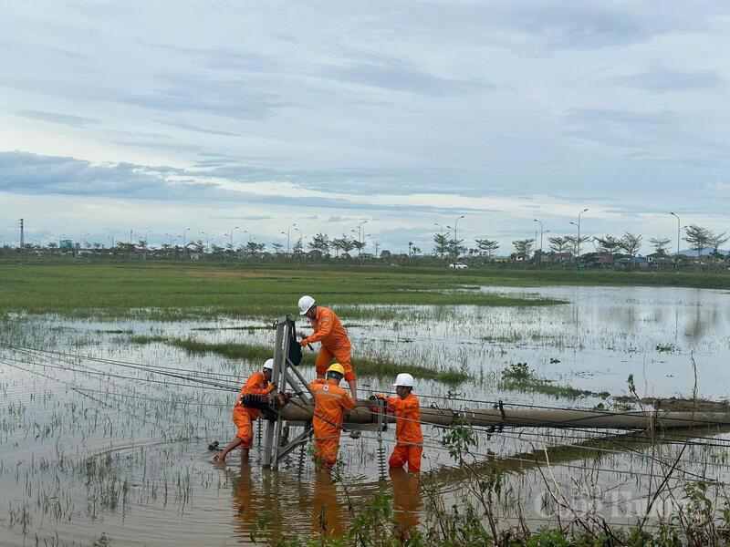 Ngành điện đã huy động đông đảo lực lượng công nhân để khắc phục sự cố lưới điện do mưa bão trong năm 2025.
