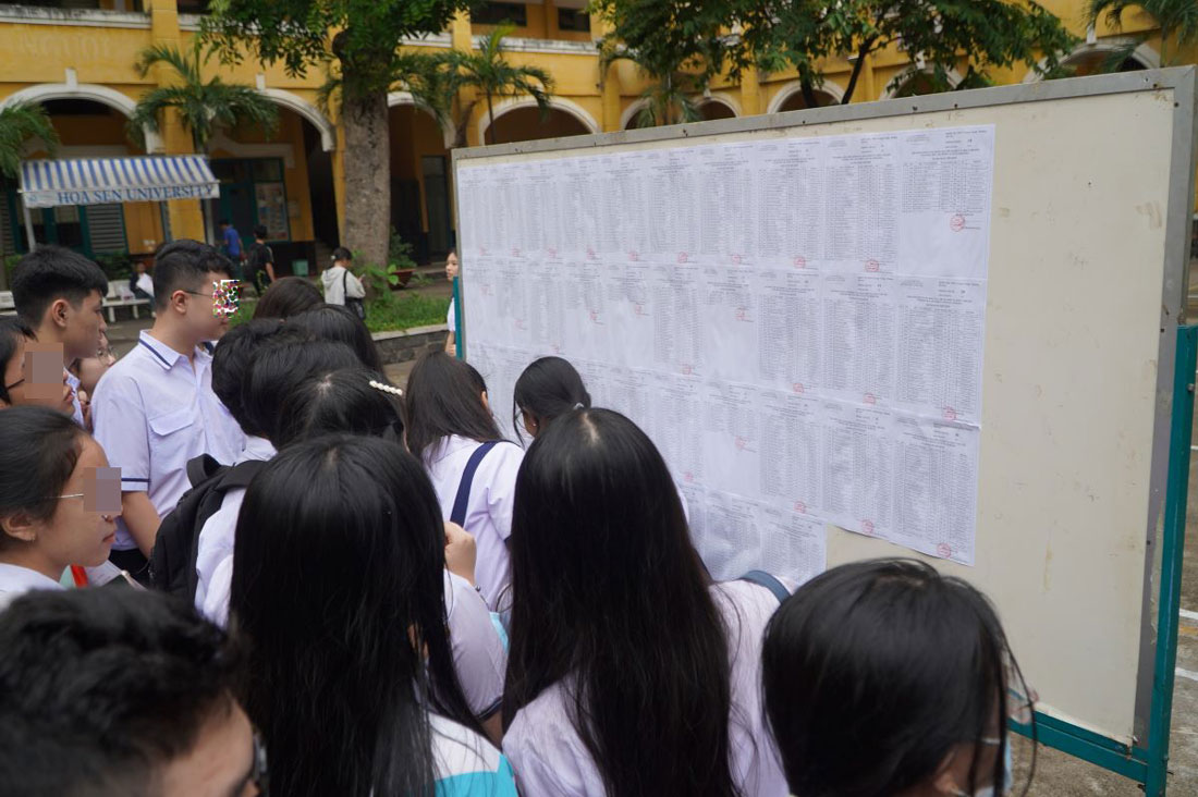 Kỳ thi tuyển sinh vào lớp 10 năm học 2026-2027 tại TPHCM diễn ra trong 2 ngày 1-2.6. Đề thi chính thức môn Ngữ văn sẽ được Lao Động cập nhật nhanh chóng nhất. Ảnh: Chân Phúc