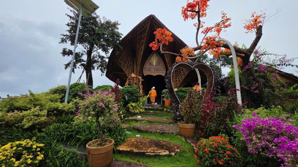 Công trình có quy mô lớn nằm trên khu vực núi Điện Tiên. Ảnh: Văn Vũ