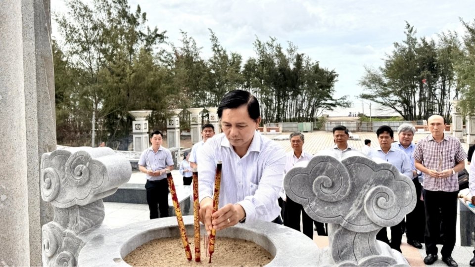 Bí thư Tỉnh ủy Trần Văn Lâu dâng hương tại Di tích Đoàn tàu không số ở xã Thạnh Hải trong chuyến khảo sát thực tế khu vực ven biển của tỉnh. Ảnh: Hoàng Lộc