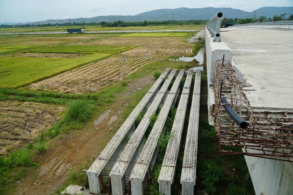 Do vướng hệ thống thông tin tín hiệu đường sắt, chưa được giải phóng mặt bằng khiến một nhịp cầu chưa thể thi công trong nhiều tháng. Ảnh: Quách Du