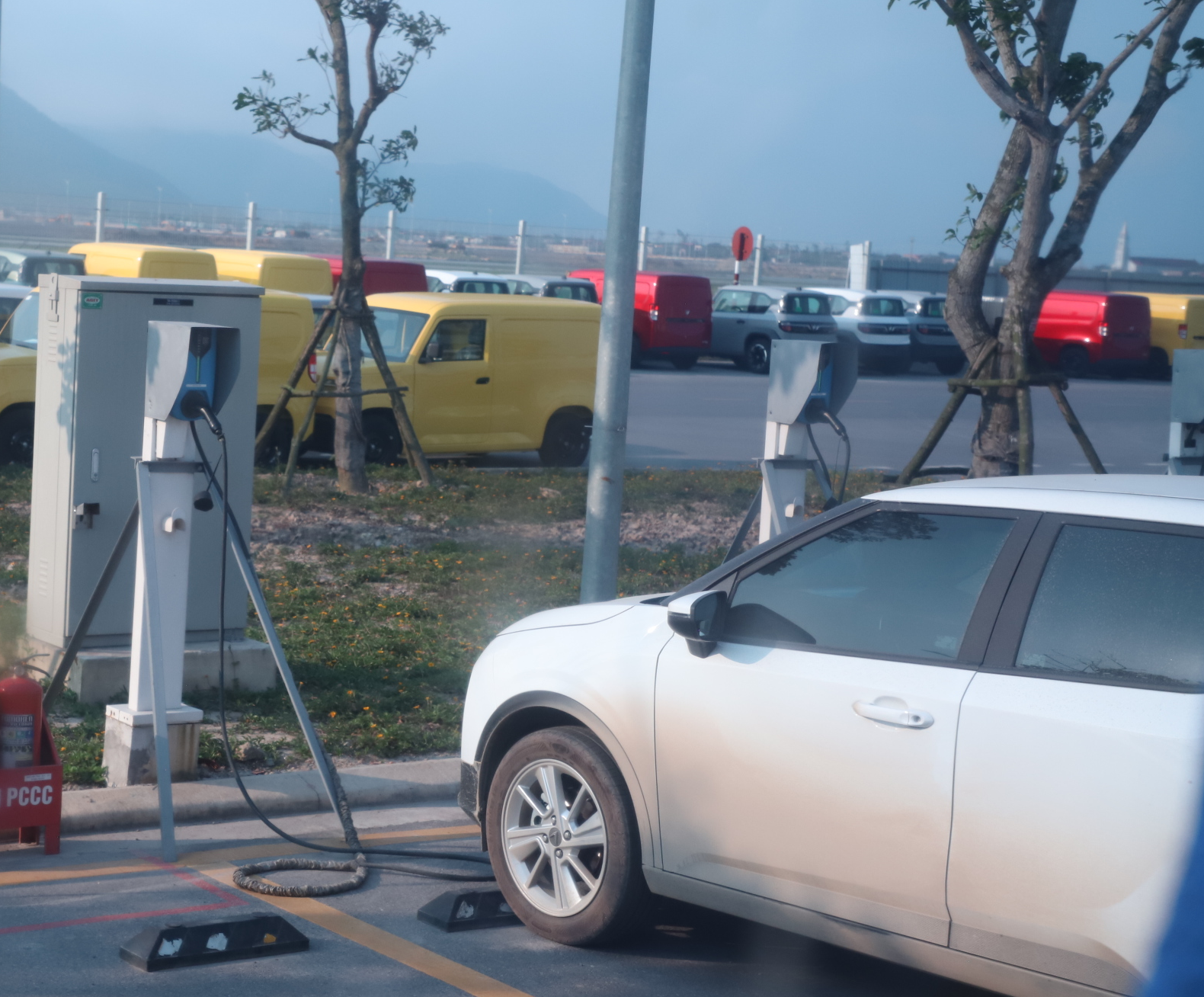 Tiếp tục áp dụng lệ phí trước bạ lần đầu 0% với ô tô điện đến hết năm 2030 Tiếp tục áp dụng lệ phí trước bạ lần đầu 0% với ô tô điện đến hết năm 2030