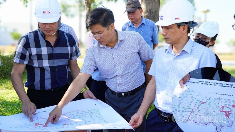 Phó Chủ tịch UBND tỉnh Quảng Ngãi Đỗ Tâm Hiển kiểm tra thực tế triển khai các dự án Khu đô thị mới. Ảnh: Nguyễn Dương