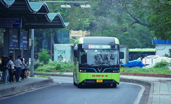 Metro, xe buýt điện định hình giao thông xanh Thủ đô