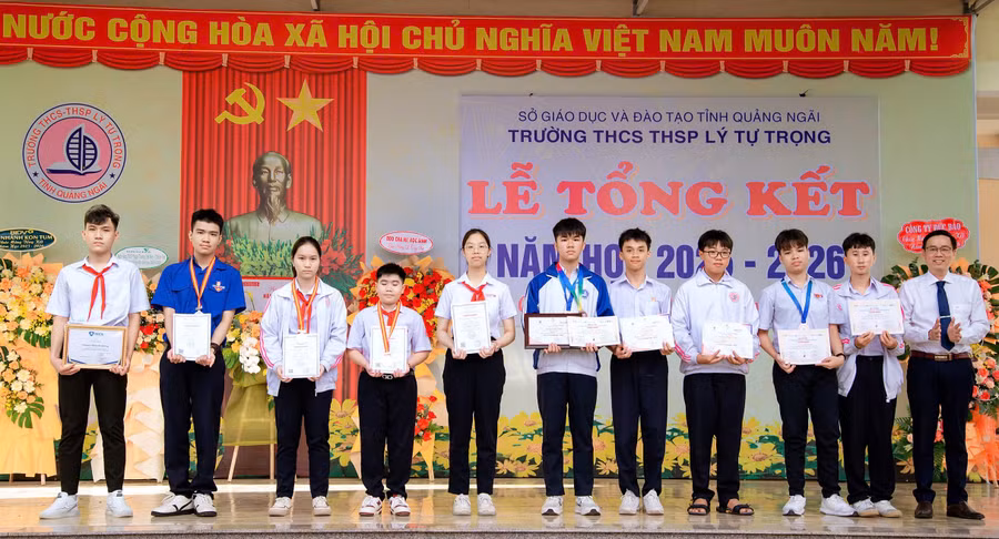 Nhiều học sinh đạt thành tích cao được khen thưởng. z7934892193053-c1eeaa82cf89126e7682848e37bfb635.jpg