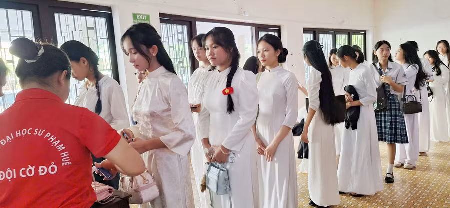 Các thủ tục được nhà trường thực hiện nhịp nhàng. z7940780107078-60b3054fa124824e28f7fe217399ddca.jpg
