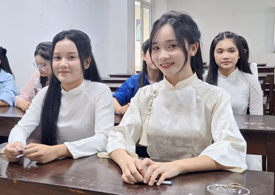 Nụ cười tươi tự tin trên gương mặt thí sinh dự thi. z7940780124613-c49000bf7d993369568bc9332edc1309.jpg