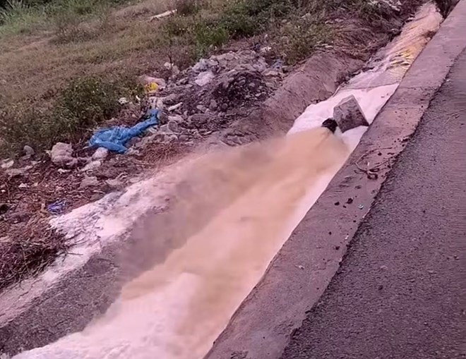 Khắc phục vụ vỡ đường ống nước thải gây mùi hôi ở Bắc Nha Trang
