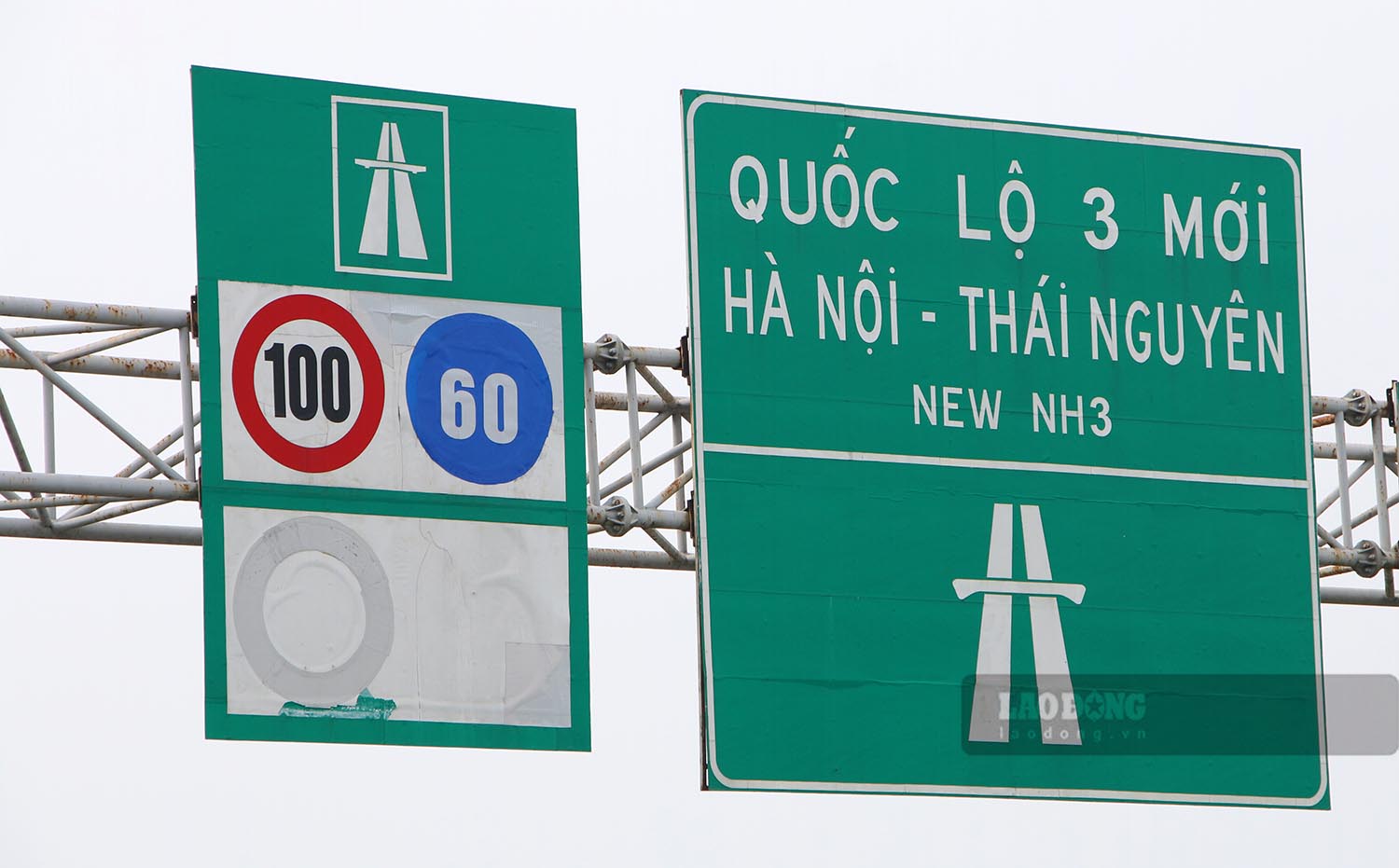 Cao tốc Hà Nội - Thái Nguyên cho phép lưu thông với vận tốc 100km/h, tuy nhiên do lưu lượng lớn và chất lượng mặt đường kém nên các phương tiện thường di chuyển dưới tốc độ tối đa. Ảnh: Nguyễn Tùng.