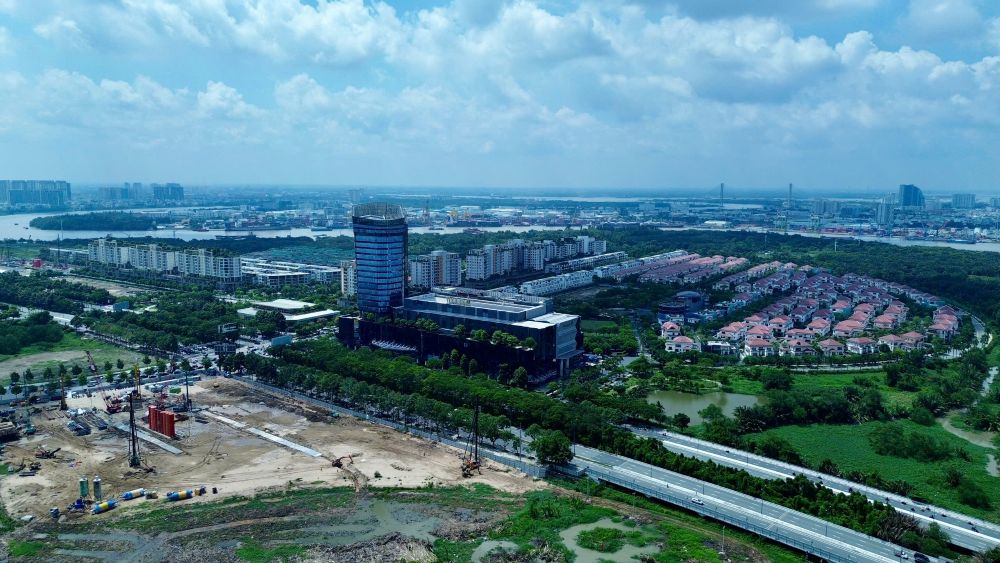 Khu đô thị mới Thủ Thiêm đang thay da đổi thịt từng ngày với hàng loạt cao ốc, dự án thương mại quy mô lớn san sát nhau. Ảnh: Anh Tú