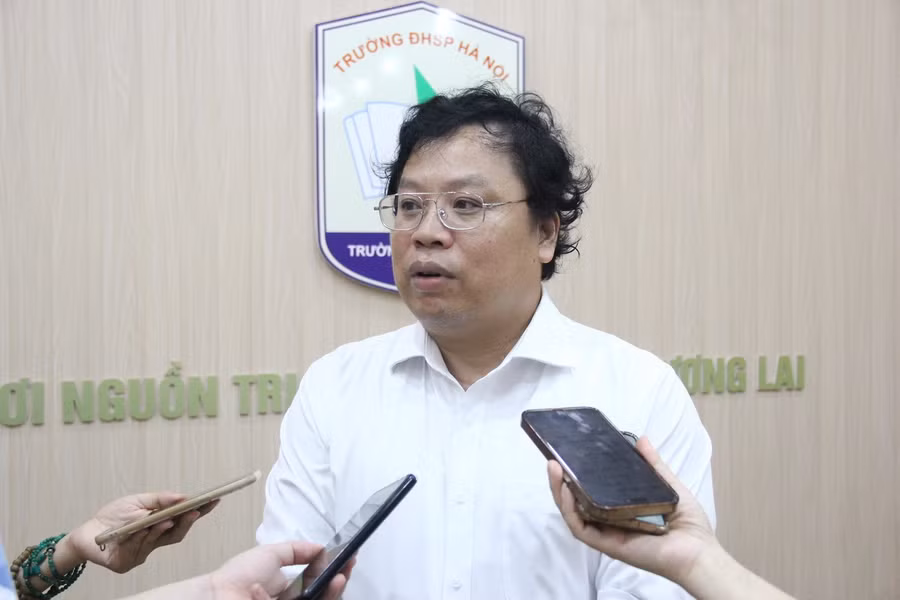 Thầy Trương Trọng Khánh, giáo viên chủ nhiệm lớp 12 Toán 1 chia sẻ với phóng viên Báo Giáo dục và Thời đại. img-0396.jpg
