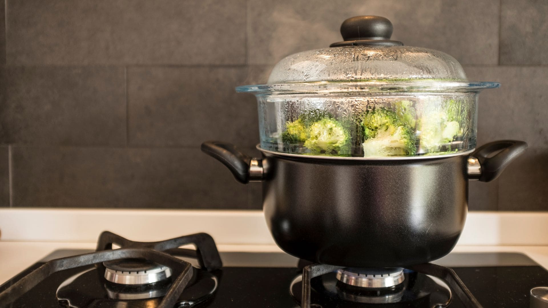 Hấp cách thủy là phương pháp chế biến được các chuyên gia khuyến khích nhằm hạn chế tối đa sự thất thoát vitamin C và folate tan trong nước. Ảnh: Canva