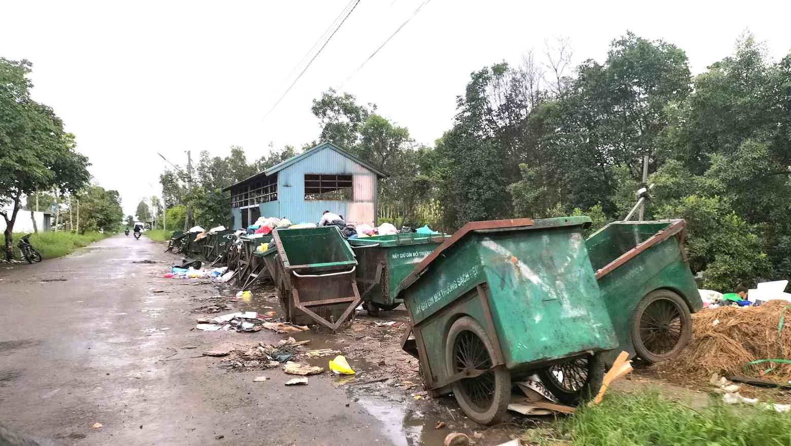 Một điểm thu gom rác tập trung tại Cà Mau vẫn chưa đảm bảo môi trường. Ảnh: Nhật Hồ.