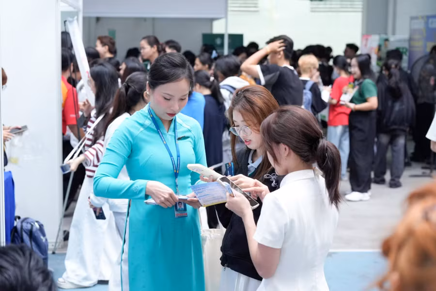 Sinh viên tìm hiểu các ngành nghề. attxxettonmrdy9xxab8cc67slvt1whhqpcrknoxxxdxec.jpg