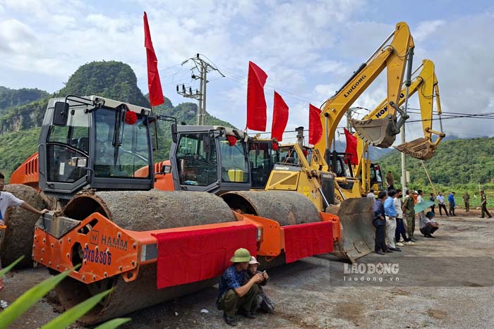 Máy móc, thiết bị được các nhà thầu huy động tại khu vực tổ chức lễ động thổ Dự án thành phần 1 - Dự án cao tốc Sơn La - Điện Biên. Ảnh: Quang Đạt