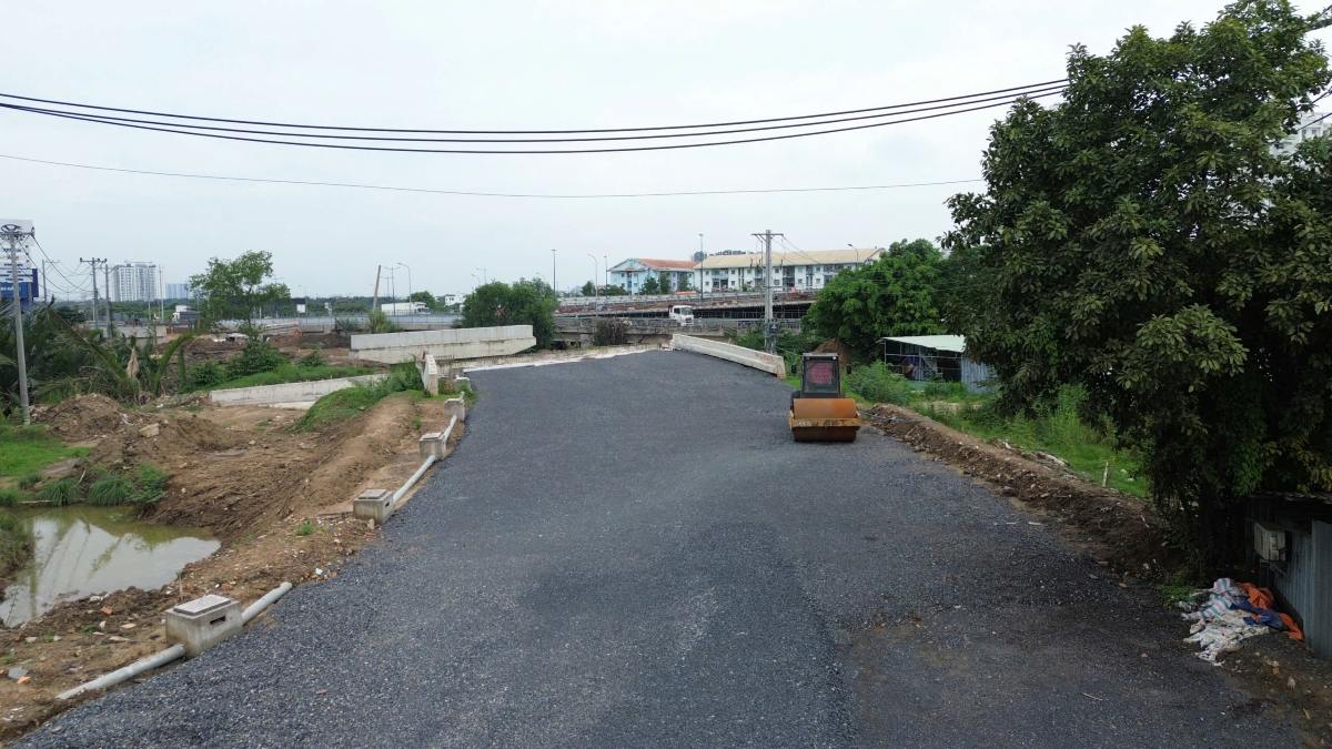 Hoạt động thi công đường dẫn và kết cấu nhịp tại khu vực cầu Kỳ Hà 3 đang được đẩy nhanh tiến độ. Ảnh: Anh Tú