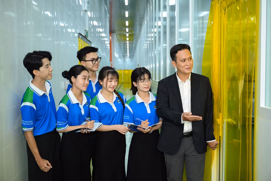 Hoạt động kết nối doanh nghiệp được triển khai từ năm nhất, giúp sinh viên Đại học 2 giai đoạn sớm làm quen với môi trường làm việc thực tế. nhamay1.jpg