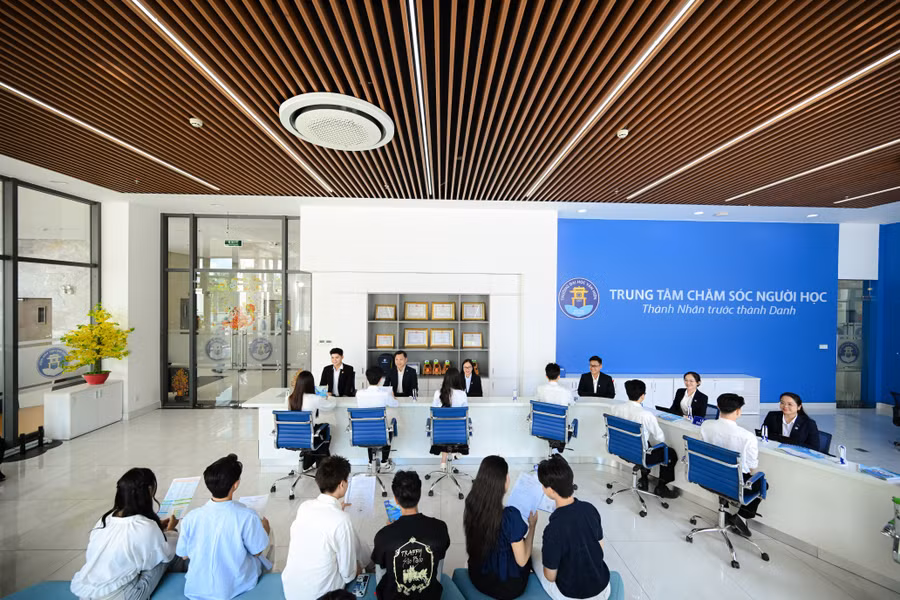 Thí sinh đăng ký xét tuyển tại đây: https://xettuyen.aurora.edu.vn/ đến 10/7 nhận hỗ trợ 70% học phí HK1 và 20% học phí HK2. van-4582jpg.jpg