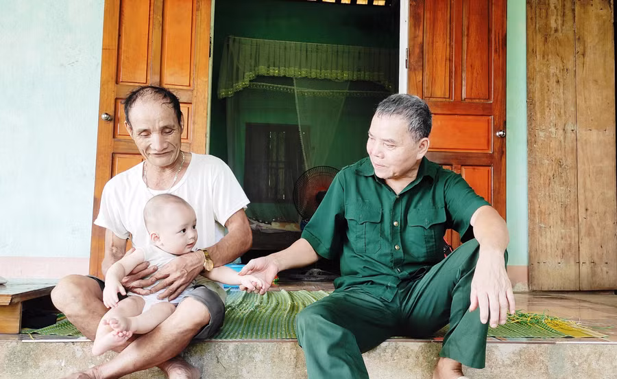 Ông Lê Văn Yêm chơi cùng cháu ở ngôi nhà trong khu đất ông khai hoang từ năm 1983. Ảnh: Thế Lượng nguoi-thuog-binh-sinh-7-con-gai-thanh-danh-2.jpg