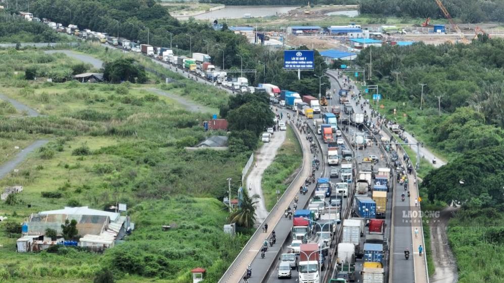 Đường Võ Chí Công sẽ mở rộng lên 12 làn xe.  Ảnh: Anh Tú