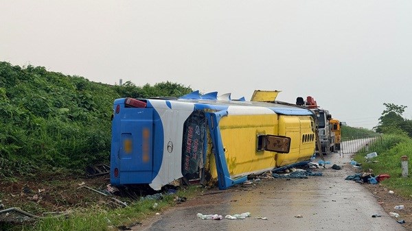 Xe khách lao khỏi cao tốc Pháp Vân - Cầu Giẽ, 4 người tử vong