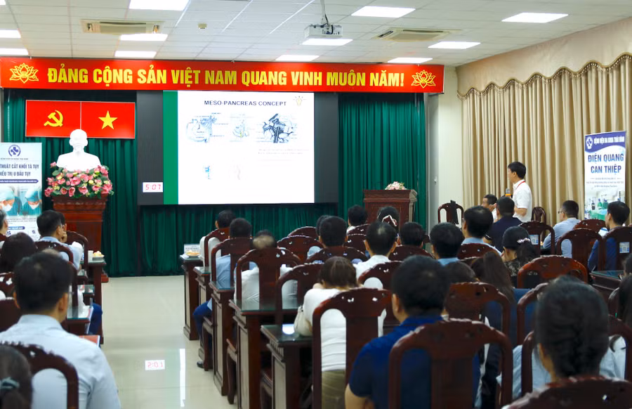 TS.BS. Nguyễn Thành Khiêm (PGĐ Trung tâm Phẫu thuật Tiêu hóa, Bệnh viện Bạch Mai) báo cáo khoa học tại hội thảo. 41a5696.jpg